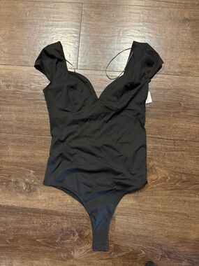Astr The Label Keela bodysuit - Black V-Neck Cap Sleeve Bodysuit